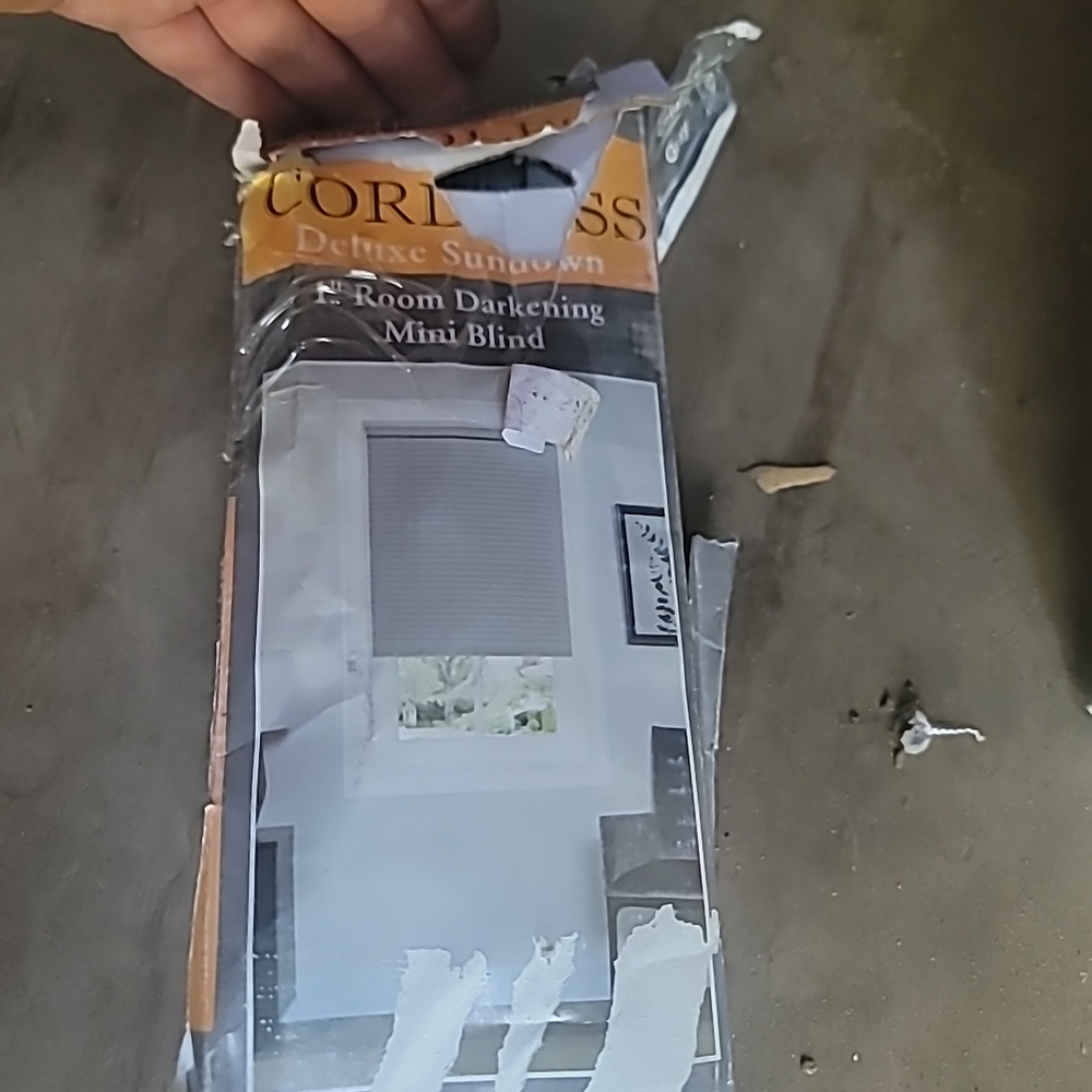 Cordless Deluxe Sundown Mini Blind